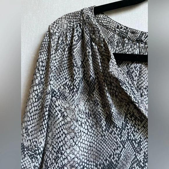 Talula Babaton Aritzia 100% silk python  pattern 3/4 sleeve blouse Sz S - Picture 4 of 9